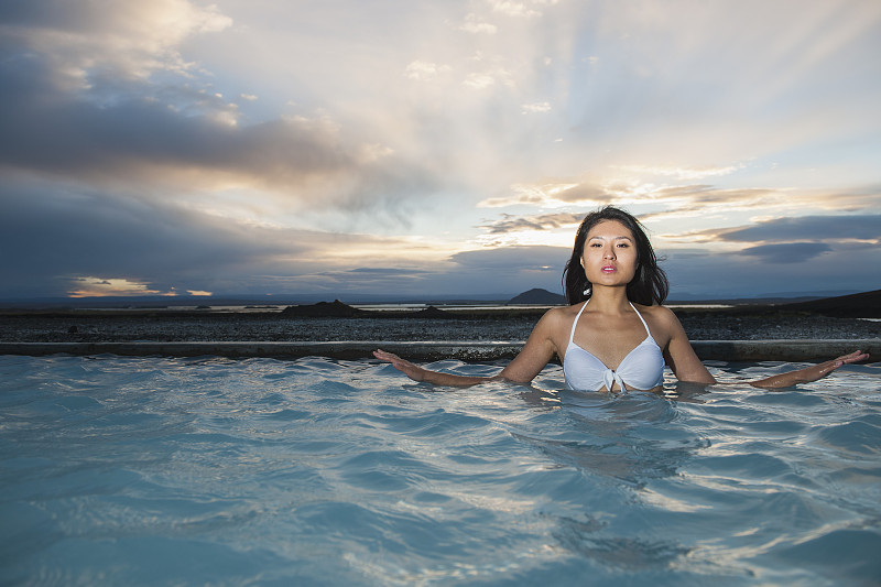 一名女子在冰岛北部享受地热温泉图片素材
