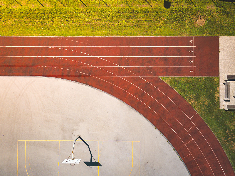 俯视图编号的跑道在体育竞技体育场图片素材