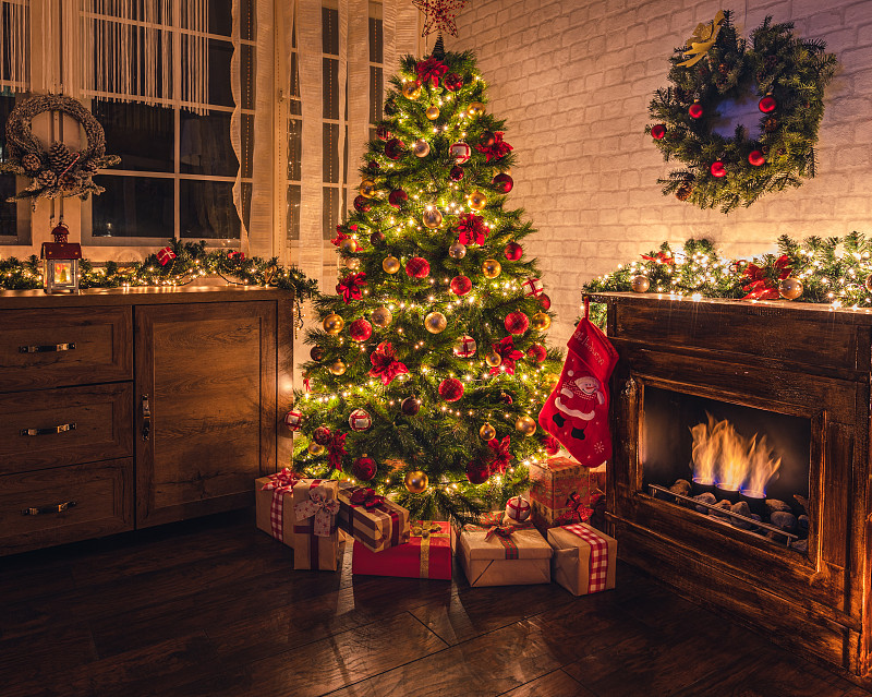 家里壁炉附近装饰的圣诞树图片下载