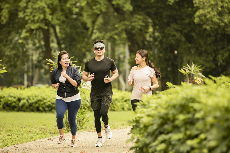 在印尼雅加达Gelora bung karno公园跑步的亚洲成人团体图片素材