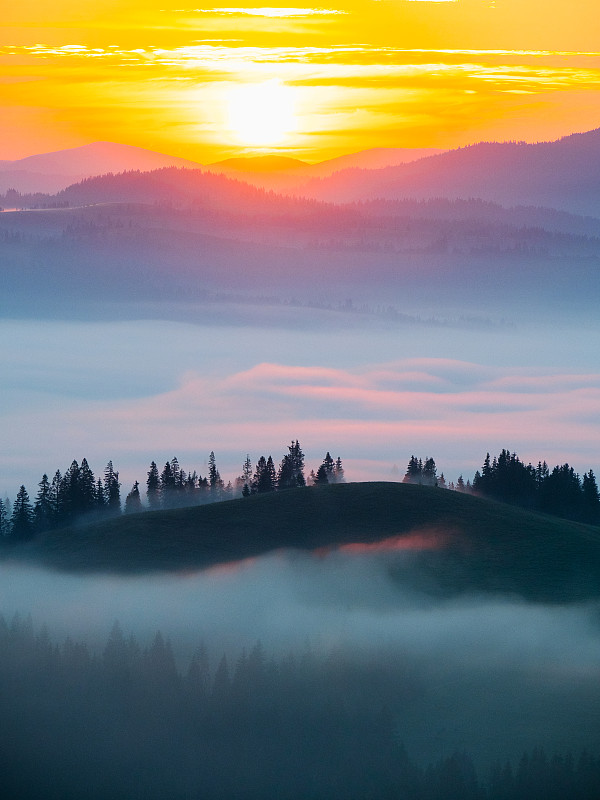 雾山中的日出图片下载