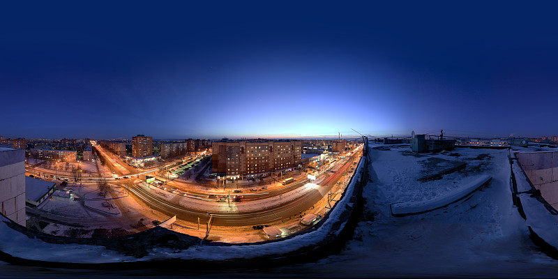 夜市冬季屋顶球面全景图在等矩形投影。图片下载