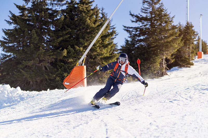 一个人在一个阳光明媚的冬日滑雪图片下载