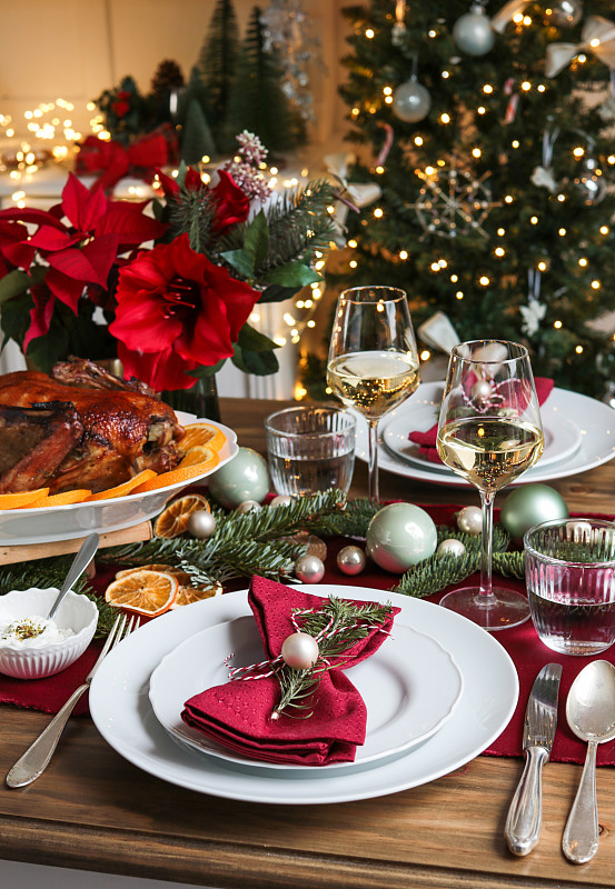 圣诞餐桌上有烤火鸡和葡萄酒图片下载