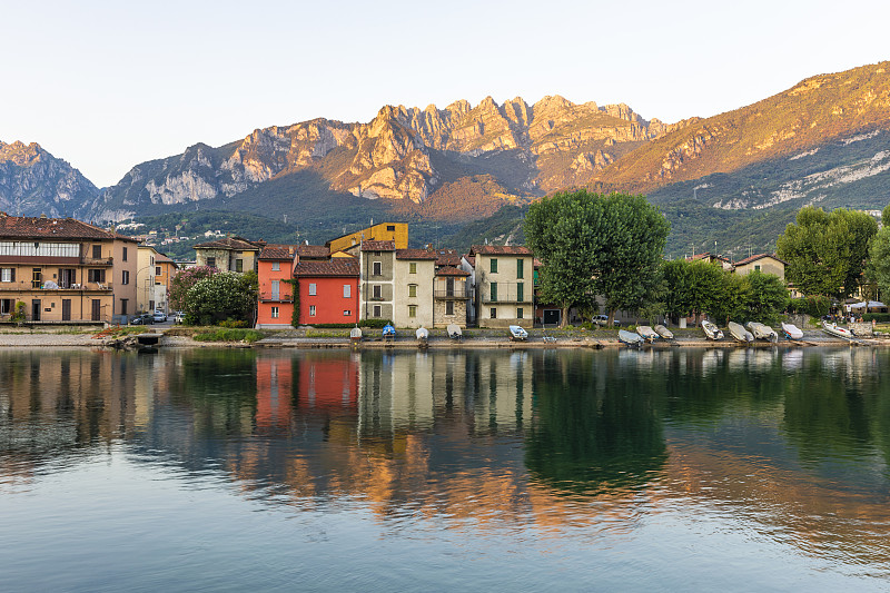 意大利伦巴第莱科市的pescararenico村和以Resegone山为背景的Adda河图片素材