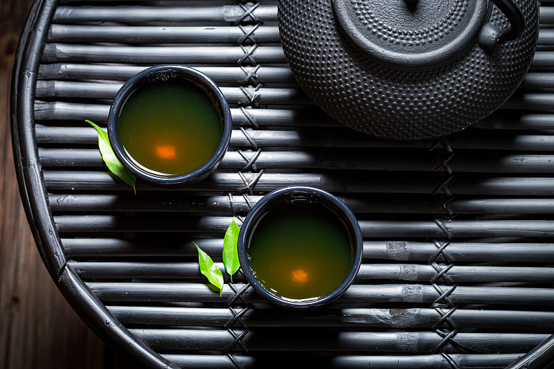 健康花草茶配茶壶。中国菜。图片下载