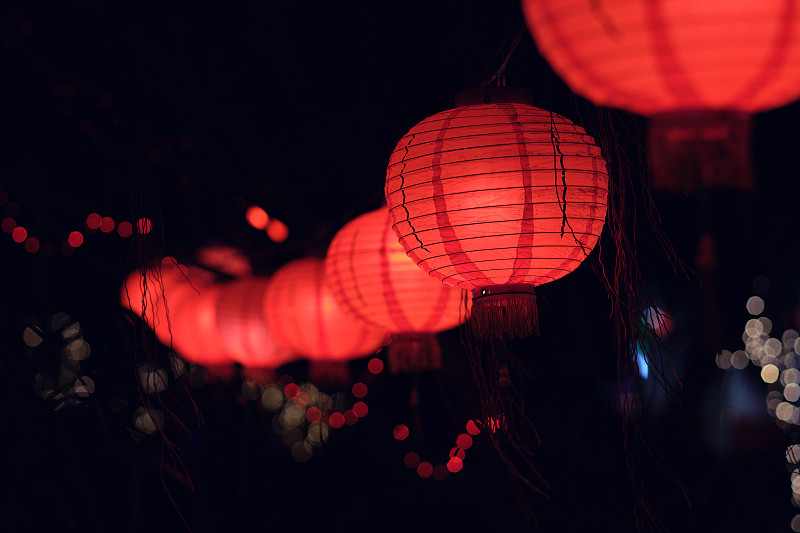 红纸中国灯笼在晚上照亮图片下载