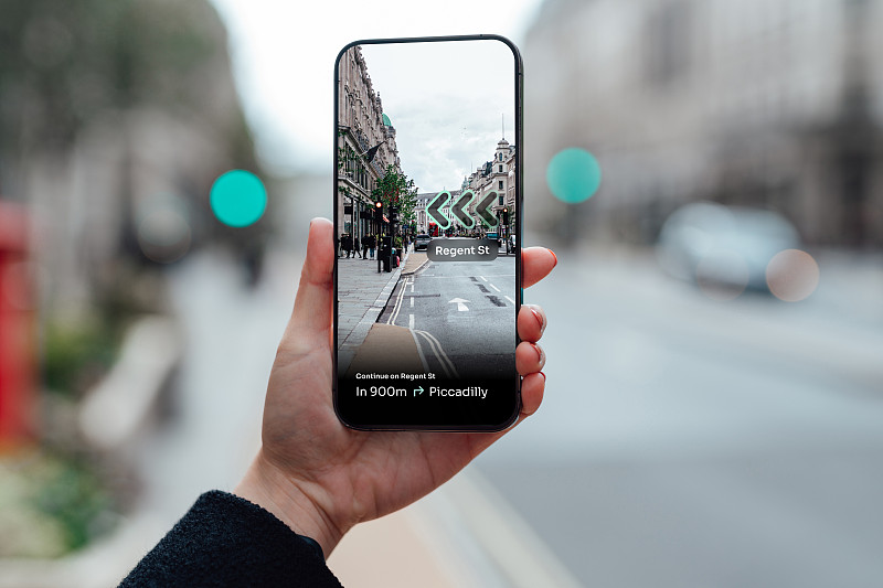 在街上用智能手机上的增强现实技术寻找方向图片下载