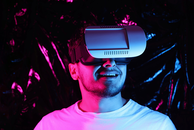 戴着VR眼镜的男人图片下载