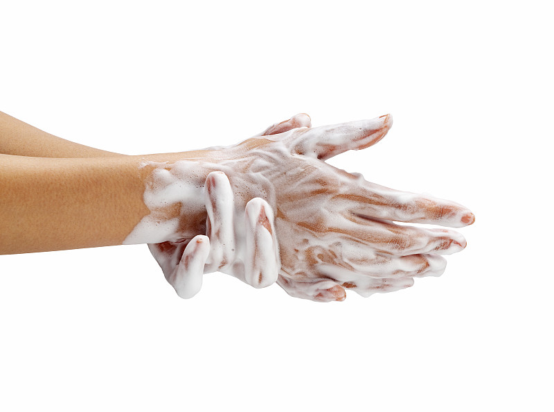 女性手在白色背景上用肥皂泡沫洗手。图片下载