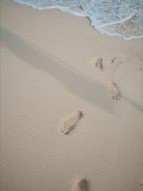沙滩上脚印的高角度视角摄影图片