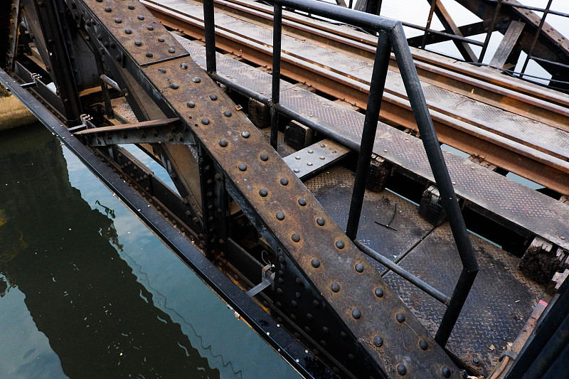 河上大桥的高角度视图摄影图片