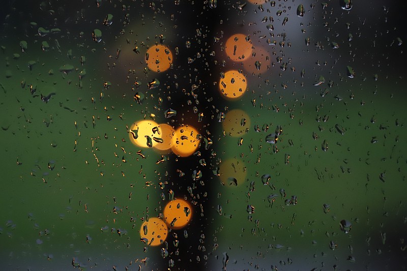 玻璃上的雨滴摄影图片