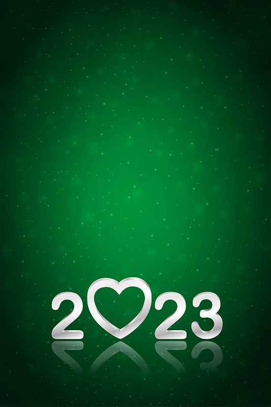 银白色三维或三维文字2023，在深绿色垂直新年或圣诞节日发光闪闪的背景贺卡，海报和横幅与一个心的形状图片下载