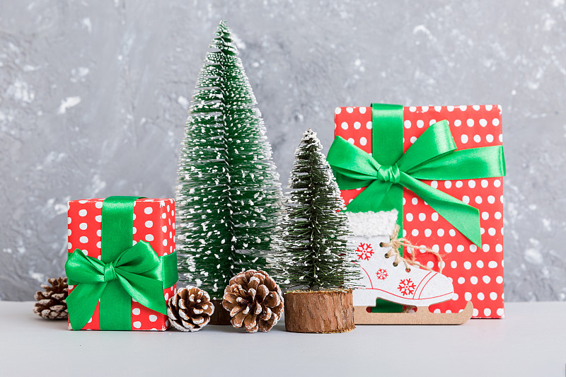 圣诞组成。手工礼盒，小树木，树枝和手工DIY装饰在白色背景。新年的概念。平铺，俯视图，复制空间图片下载
