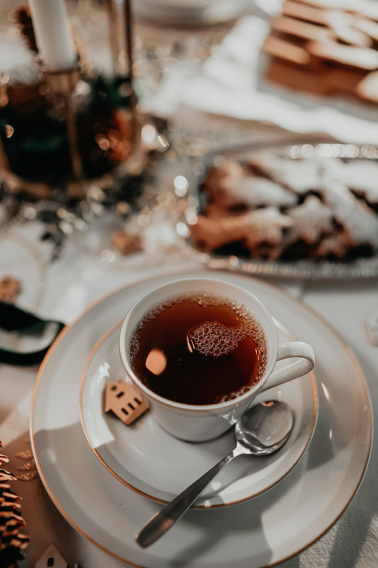 圣诞餐桌上的一杯新鲜红茶。图片下载