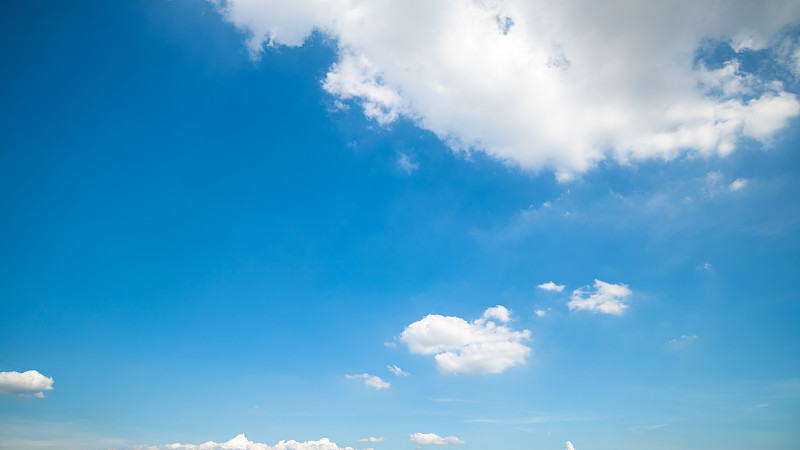 湛蓝的天空和云彩全景，蓝天的背景有细小的云彩。蓝天上的白云。迷人的股票照片，以迷人的美丽的天空和云。摄影图片下载