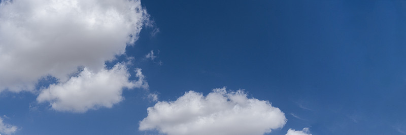 蓝天上的云。横幅图片下载