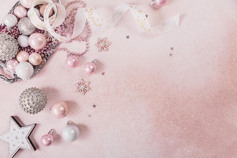 节日的圣诞和新年背景与银色和粉红色的装饰，小玩意，丝带和星星图片下载