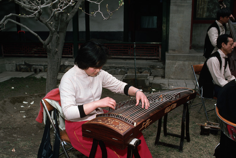 弹奏古筝的中国古典音乐家图片下载