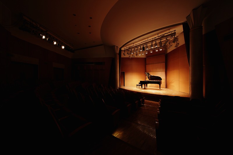 音乐厅舞台上的大钢琴图片下载