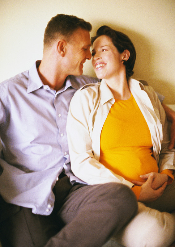 男人和孕妇在微笑图片下载