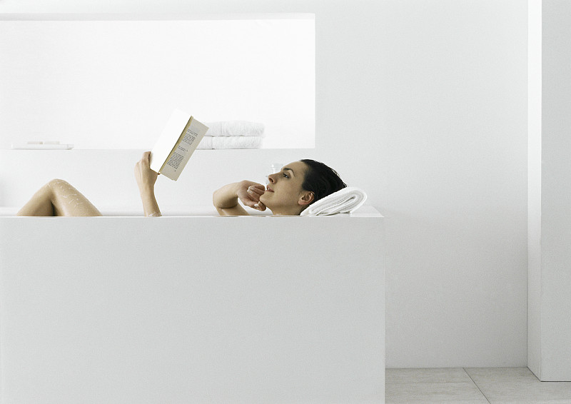 在浴缸里看书的女人图片下载