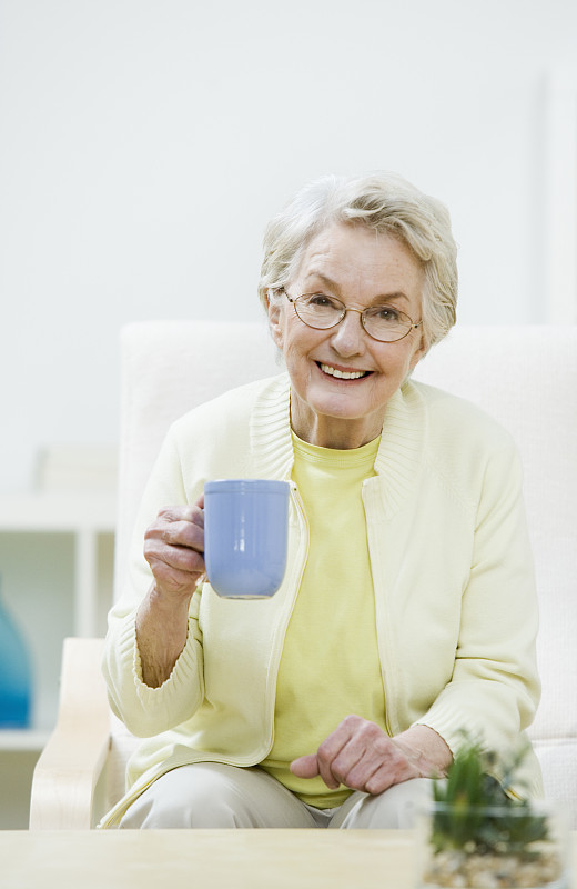 老女人坐着，拿着咖啡杯，画像图片下载