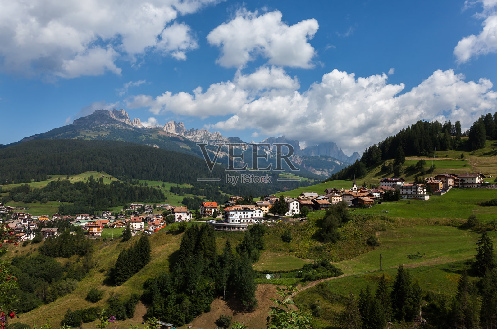欧洲阿尔卑斯山的一个村庄照片摄影图片