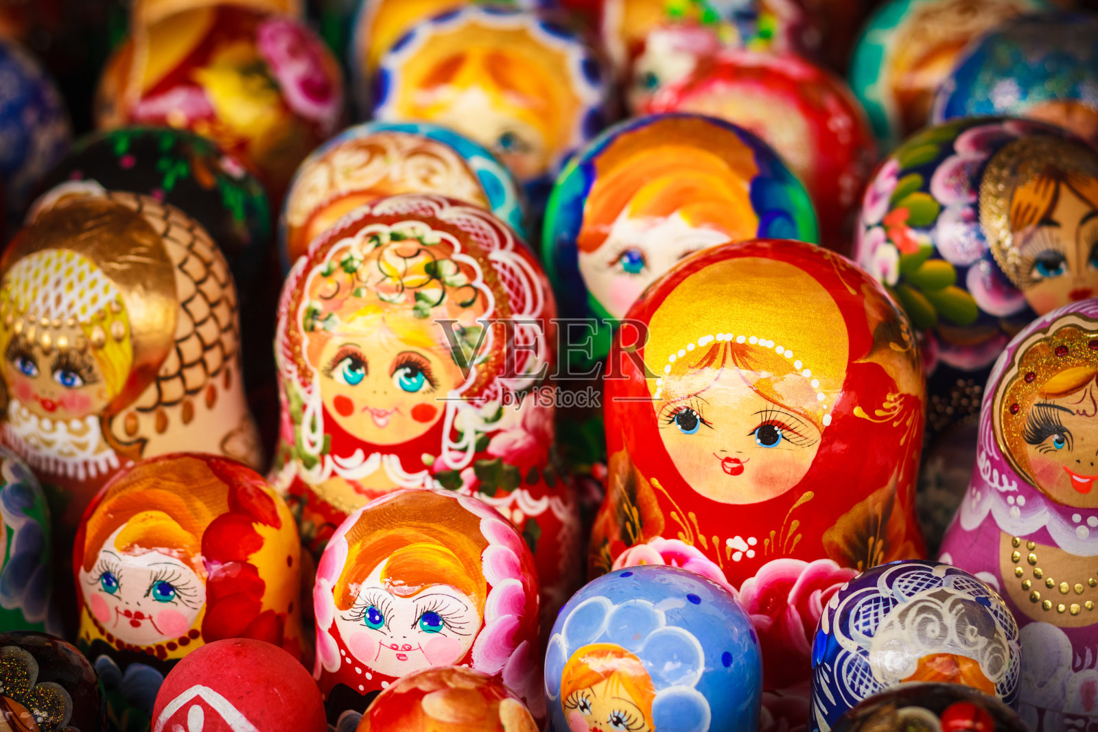 市场上五颜六色的俄罗斯套娃照片摄影图片
