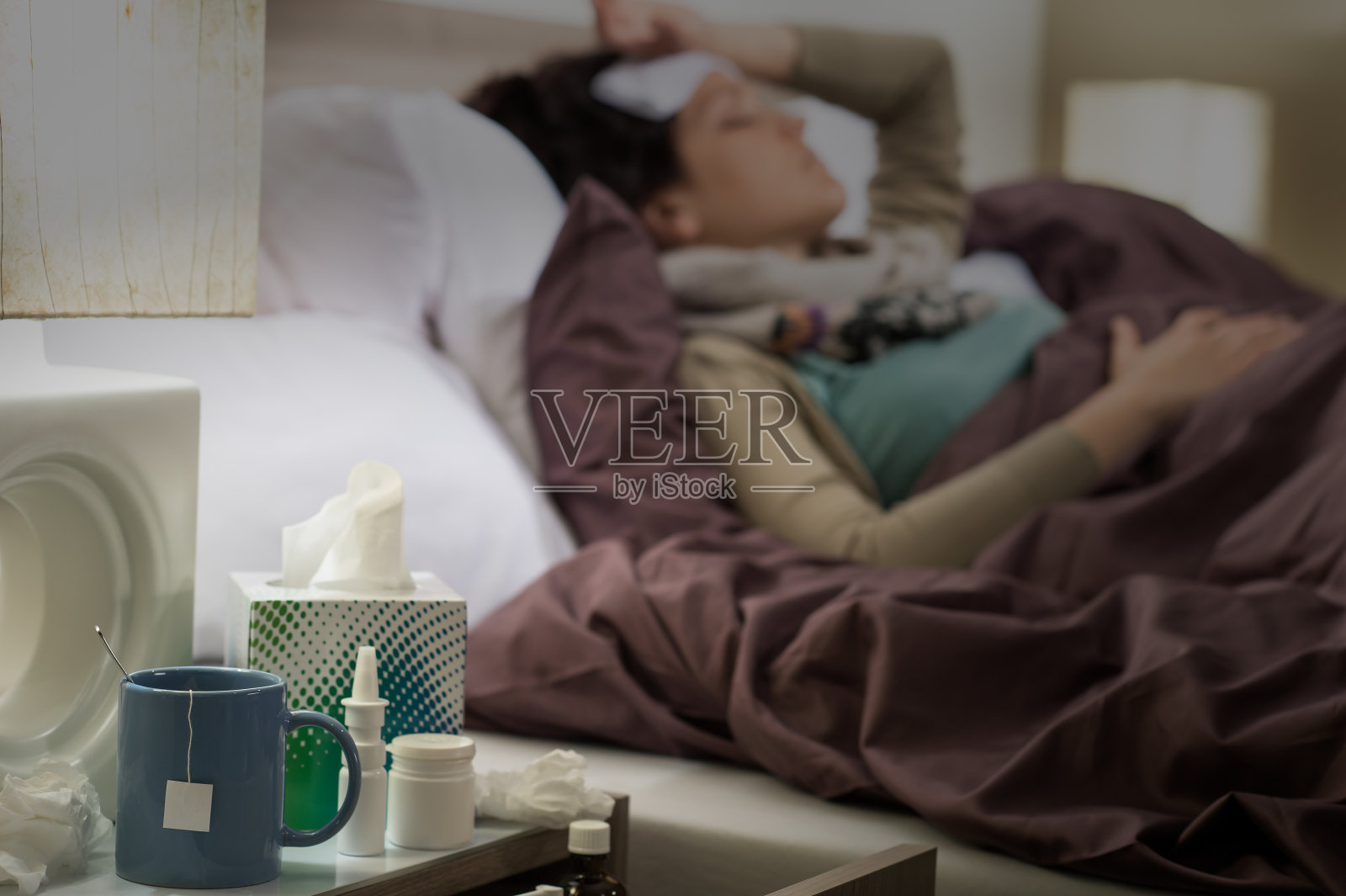 纸巾，流感药生病妇女的床头柜照片摄影图片