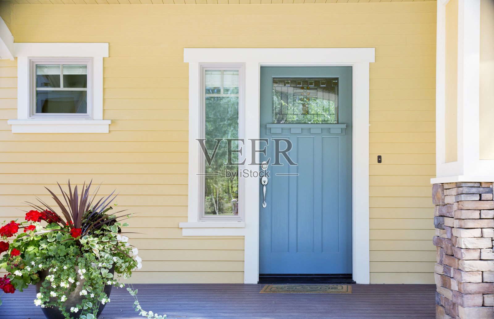 有蓝色门的房子的前门照片摄影图片