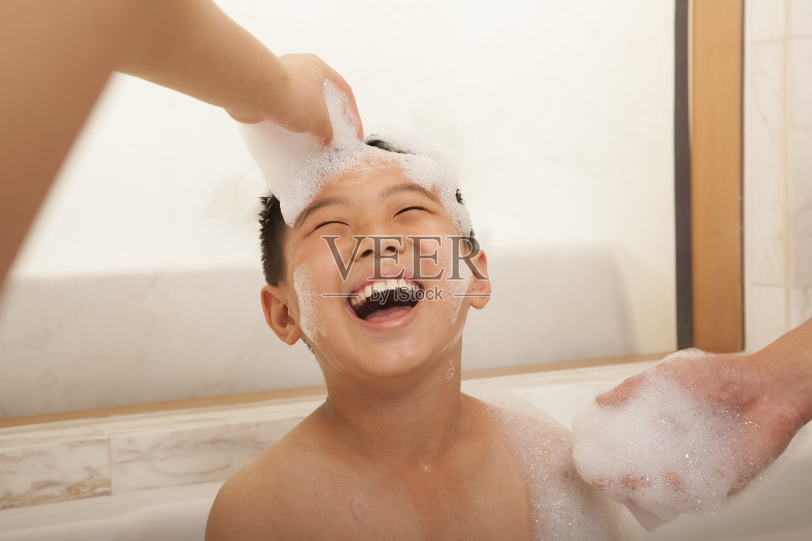 泡泡浴中的小男孩照片摄影图片