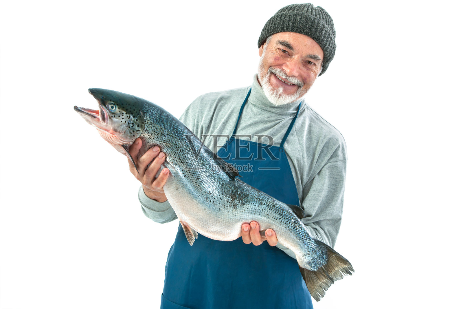 微笑的渔夫拿着一个大的大西洋鲑鱼照片摄影图片
