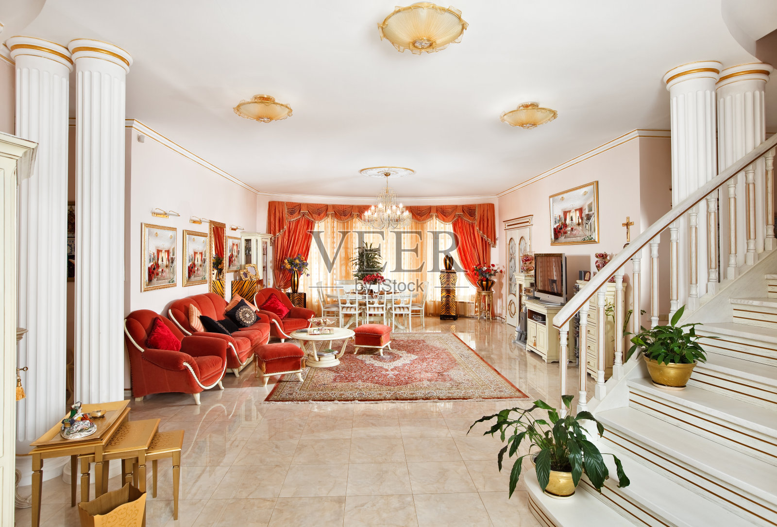 古典风格的客厅内饰，红色和金色照片摄影图片