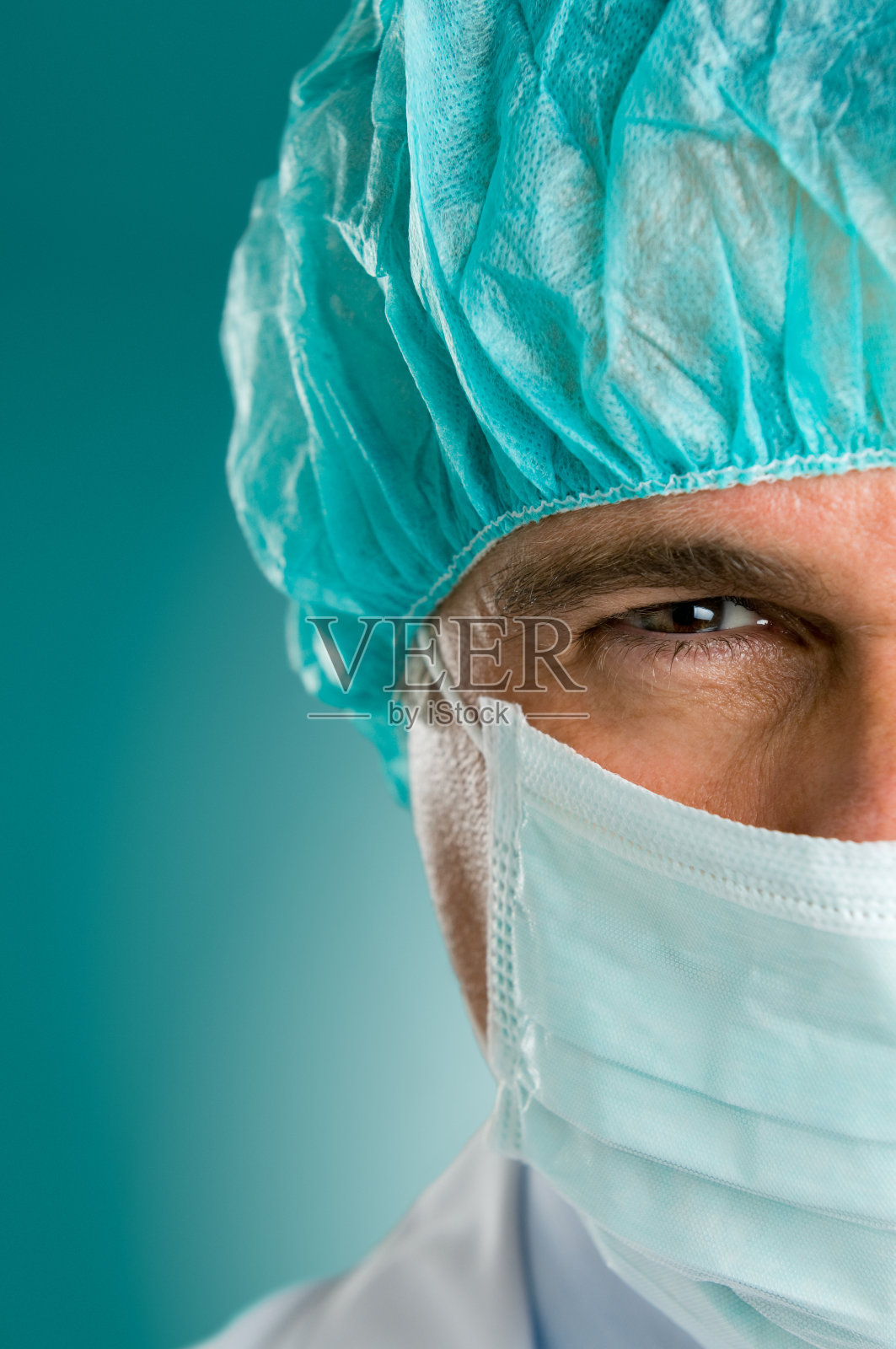 男性医生在手术服的近距离观察照片摄影图片