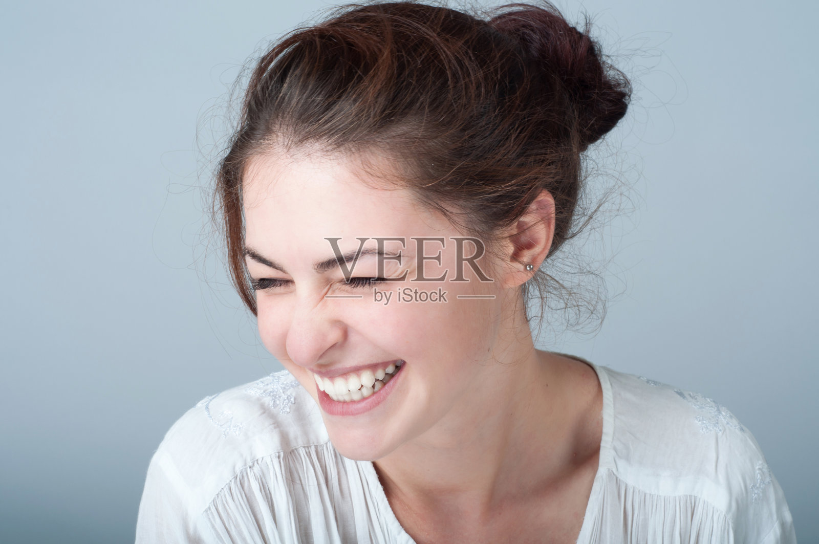 一个微笑的棕色头发的年轻女人的肖像照片摄影图片