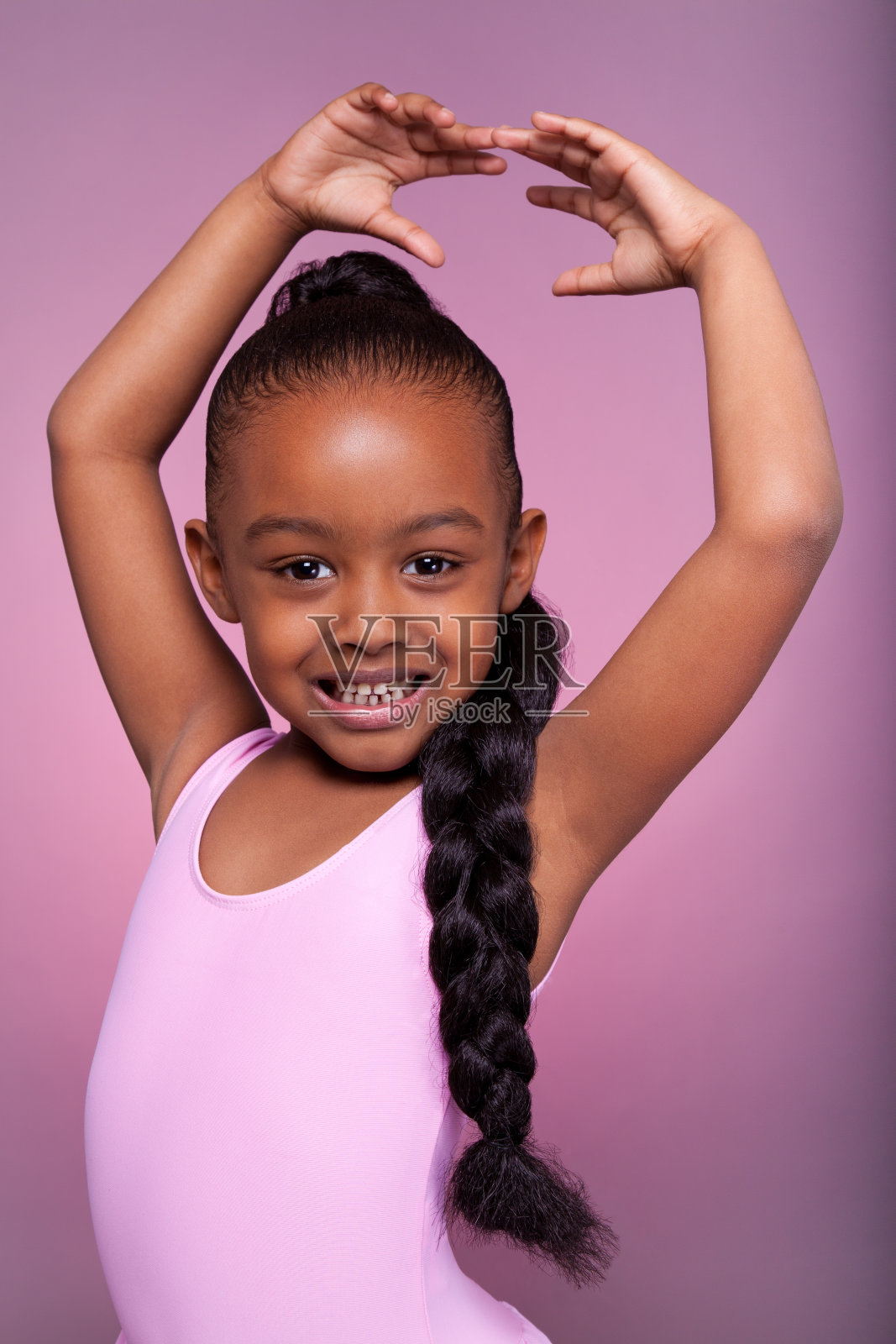 可爱的非洲裔美国小女孩跳舞照片摄影图片