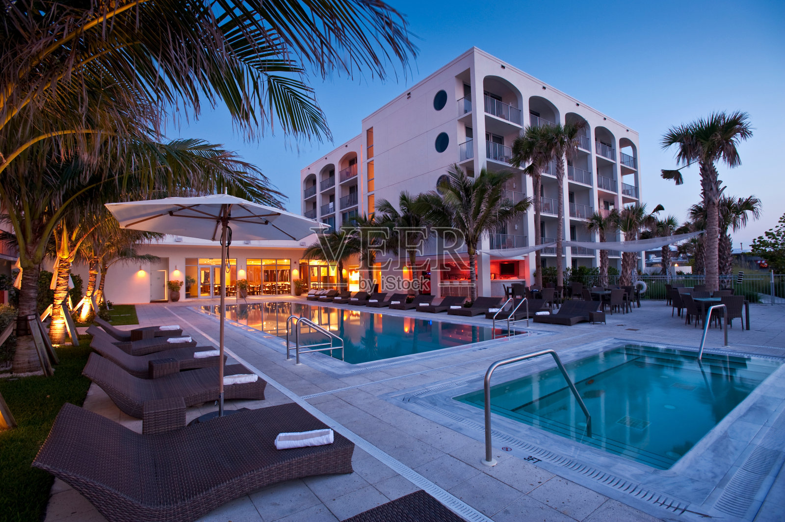 一个豪华的佛罗里达海滩酒店在日出照片摄影图片
