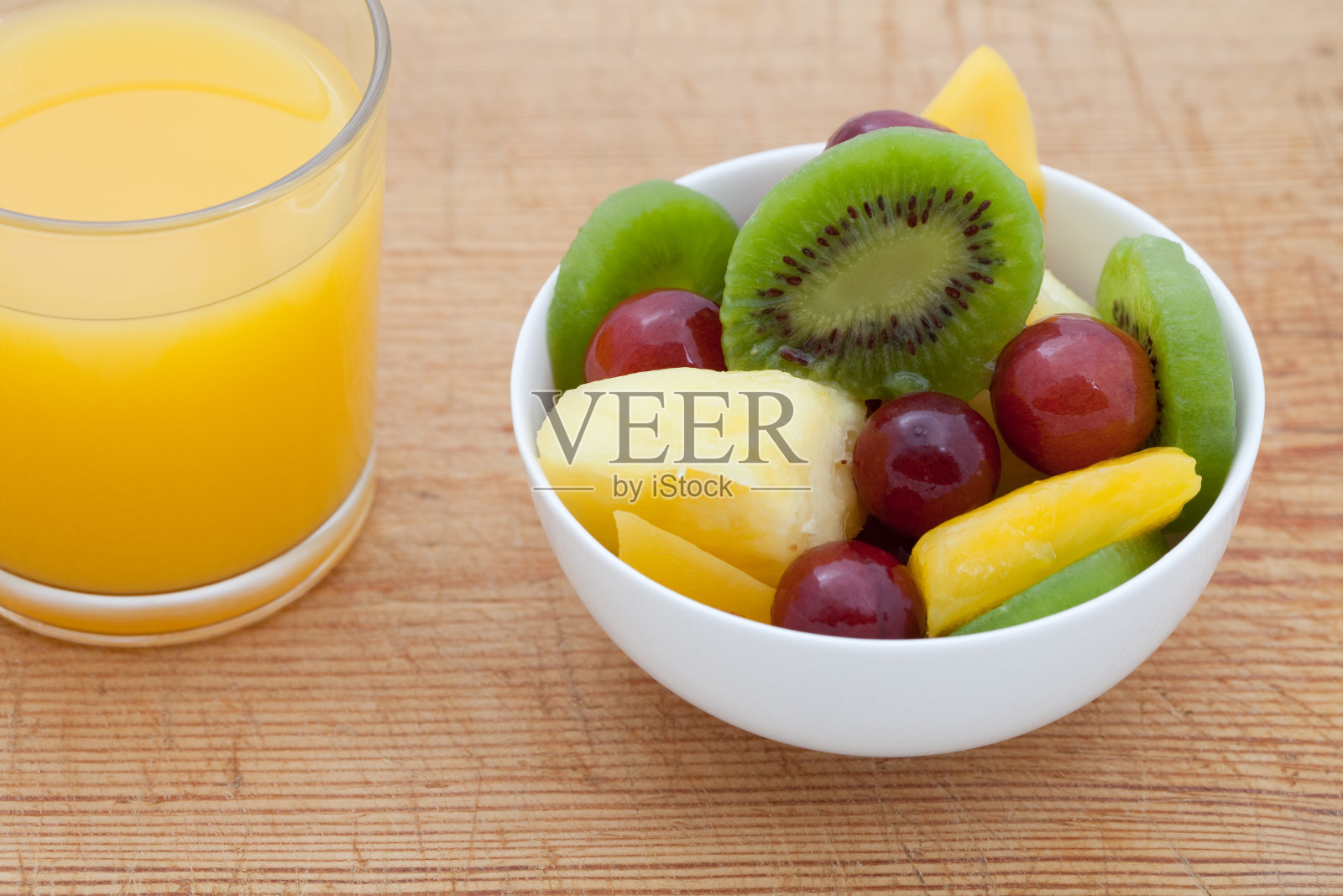 有水果沙拉和橙汁的健康早餐照片摄影图片
