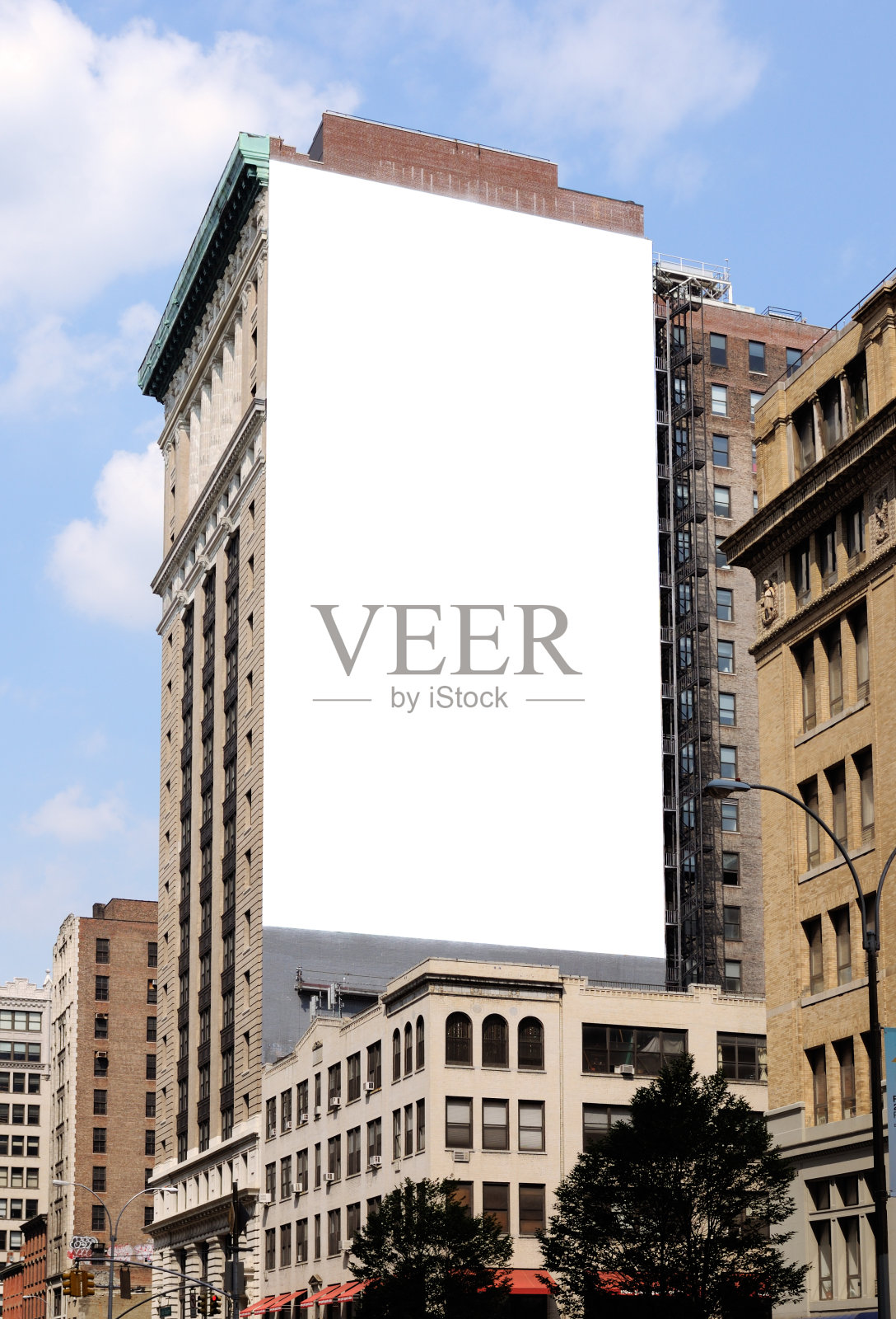 城市建筑一侧的大型空白广告牌照片摄影图片