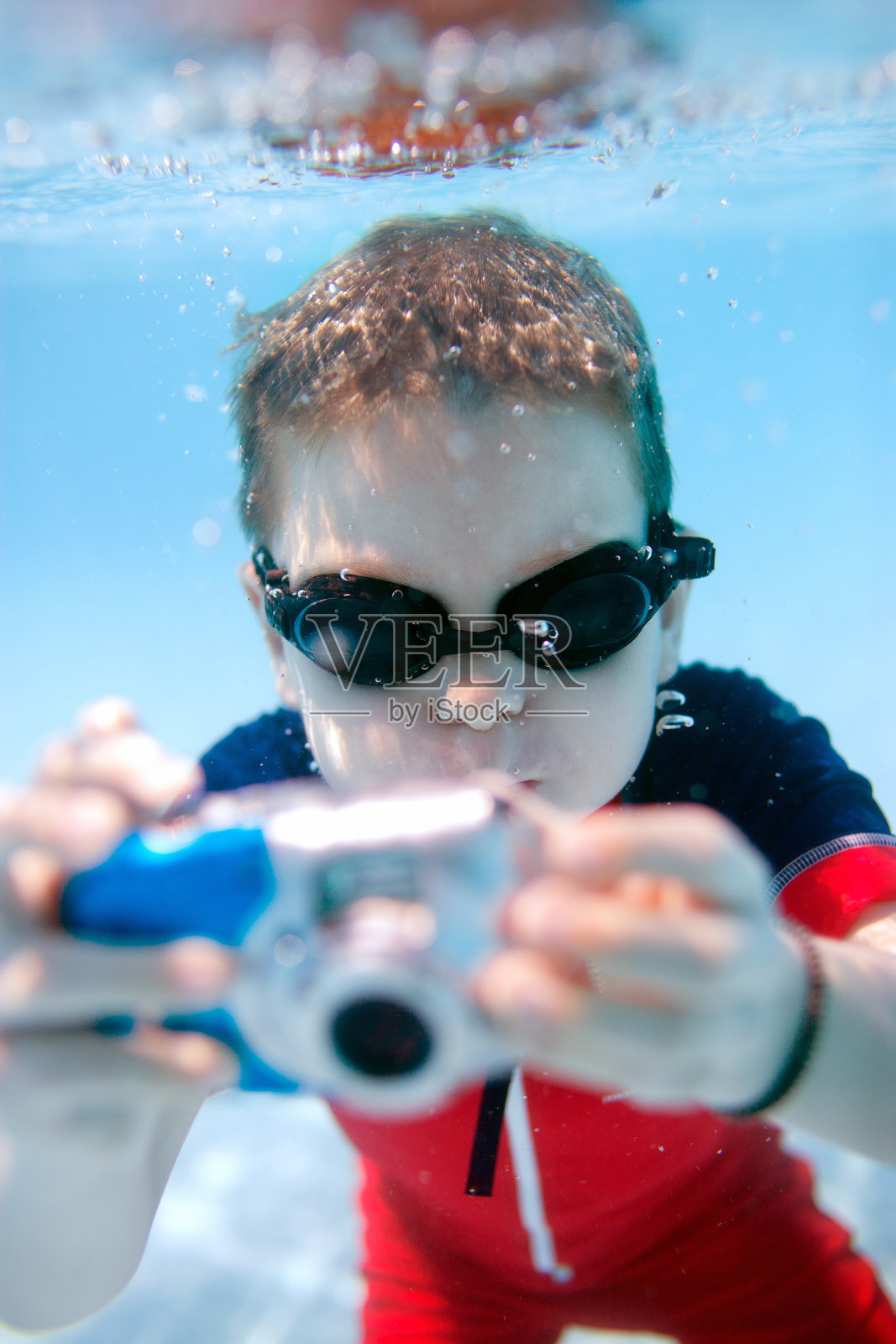 小男孩在水下游泳照片摄影图片