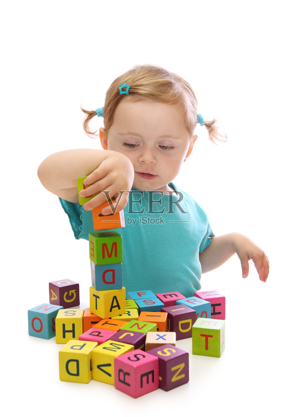 一个小女孩在玩五颜六色的积木照片摄影图片
