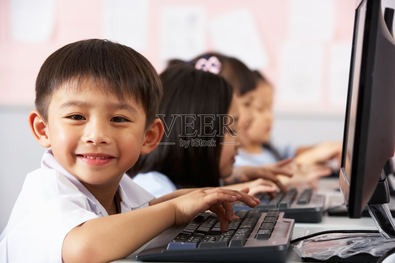 中文学校计算机课上小学生使用键盘照片摄影图片