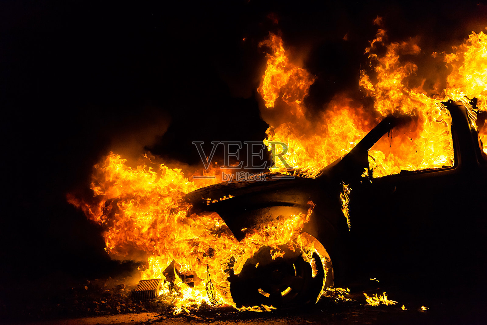 汽车着火了，正在燃烧照片摄影图片
