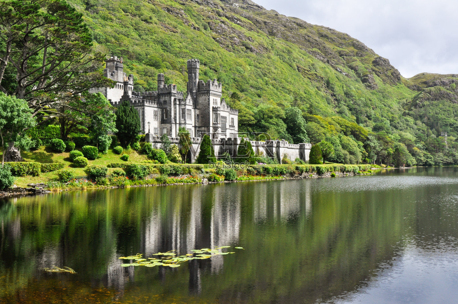 在爱尔兰，从树林附近的Kylemore修道院的水上观看照片摄影图片