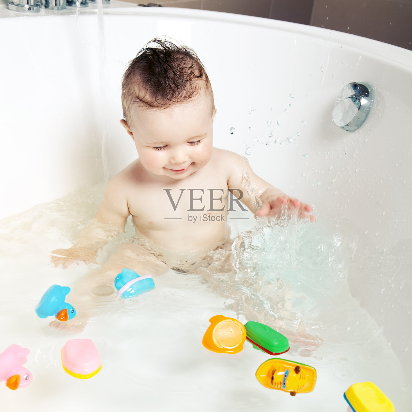 可爱的微笑宝宝洗澡照片摄影图片