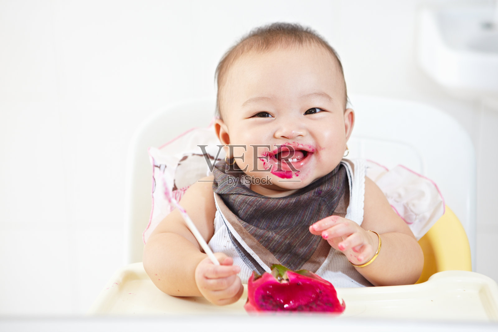 婴儿吃火龙果照片摄影图片