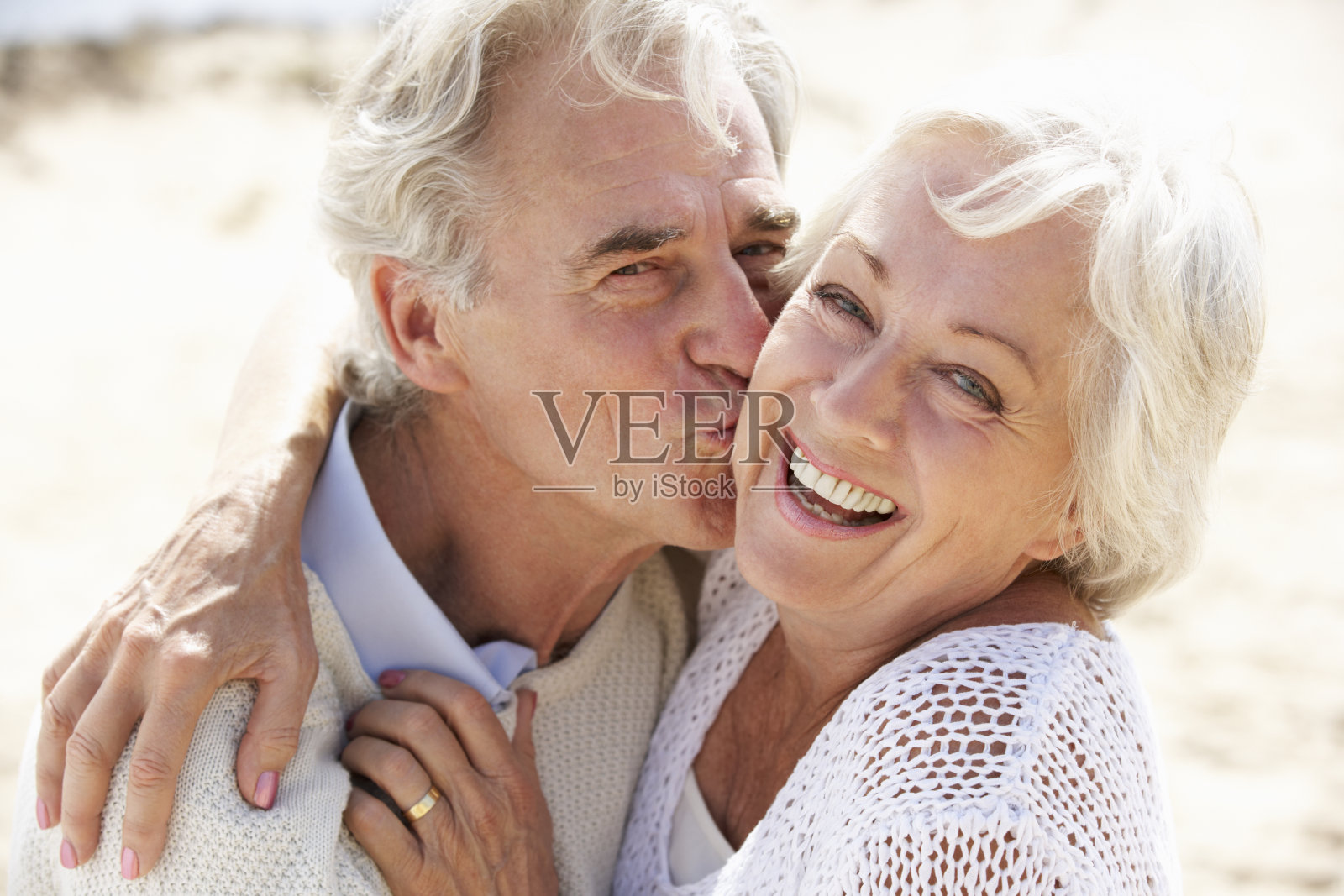 一对老年夫妇一起在海滩上散步照片摄影图片