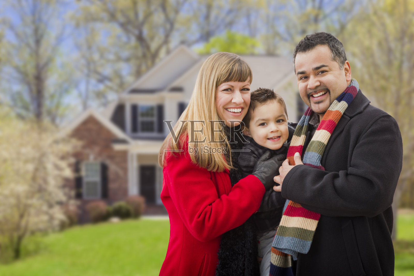 快乐的混血家庭在房子前面照片摄影图片